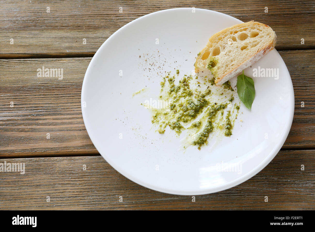 Pesto di salsa sulla piastra con la fetta di pane, prodotti alimentari Foto Stock