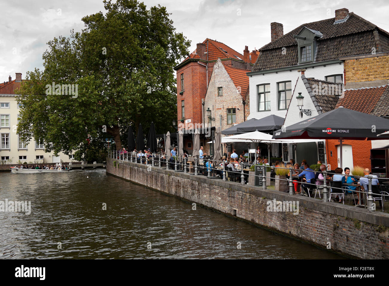 Hotel ristorante bar dal canale Bruges Belgio Europa Foto Stock