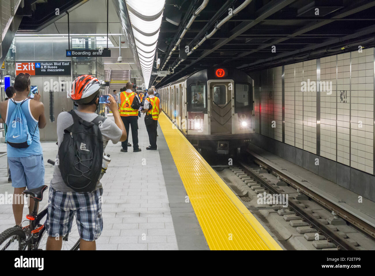 Una linea di lavaggio treno arriva alla nuova 34th Street-Hudson cantieri stazione terminale in 7 linea di metropolitana estensione a New York sulla sua grande apertura, domenica 13 settembre, 2015. Il nuovo tunnel da Times Square termina 108 metri sotto il livello stradale a West 34th Street e undicesima Avenue a pochi passi dall'rezoned 45 blocco cantieri Hudson lo sviluppo. È la prima stazione della metropolitana per aprire in 26 anni e la prima estensione di linea in 60 anni. (© Richard B. Levine) Foto Stock