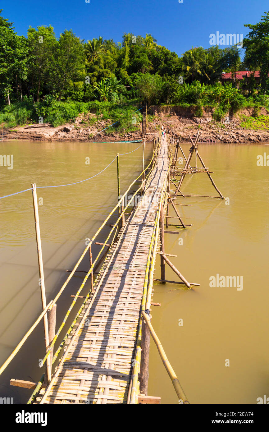 Il Footbridge attraverso fiume Nam Khan, Luang Prabang, Laos Foto Stock