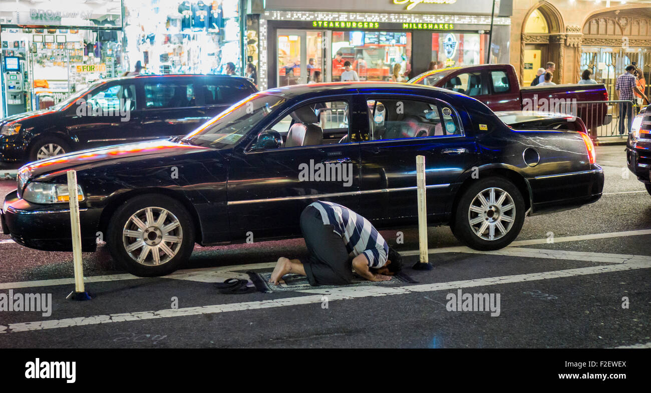 Un musulmano livrea auto conducente prega accanto al suo veicolo in Midtown Manhattan a New York martedì 8 settembre, 2015. (© Richard B. Levine) Foto Stock