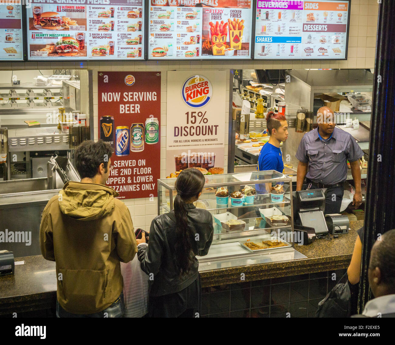 I clienti al bancone di un Burger King e un ristorante fast food in New York venerdì, 11 settembre 2015. (© Richard B. Levine) Foto Stock