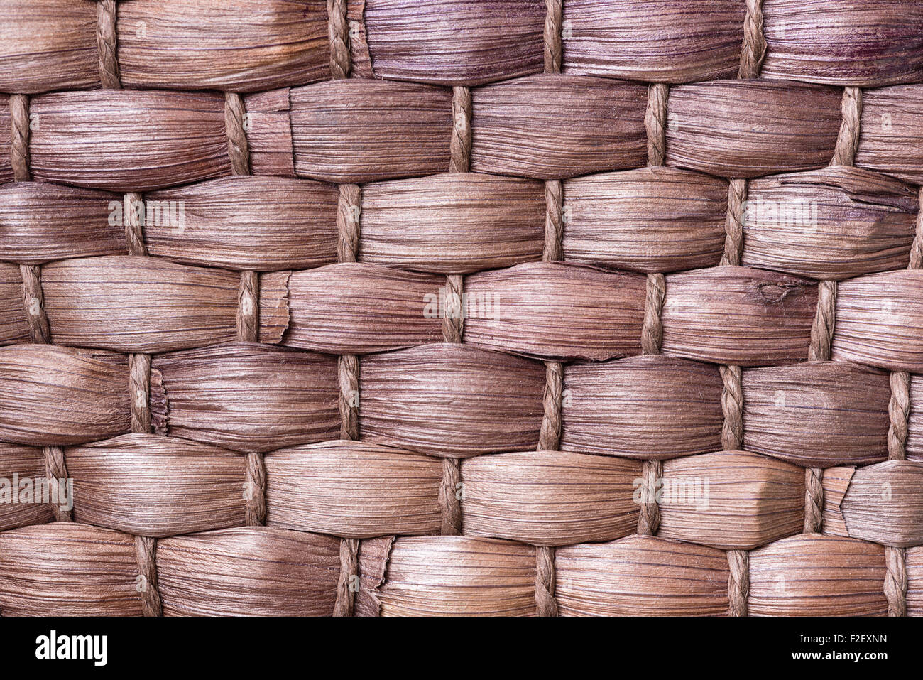Una macro colpo di fibre tessute di un marrone cesto in vimini. Foto Stock
