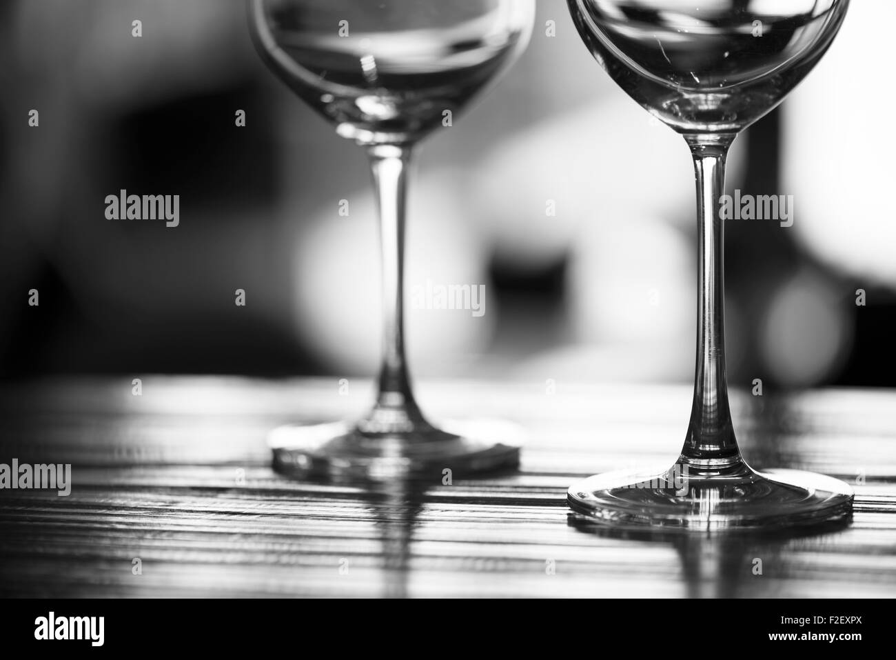 Vuoto in vetro di vino in bianco e nero e a colori Foto Stock