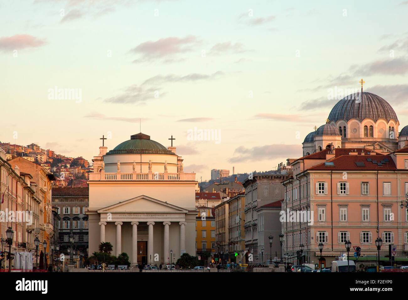 Vista di San Antonio e la Chiesa Ortodossa di San Spiridione a Trieste Foto Stock