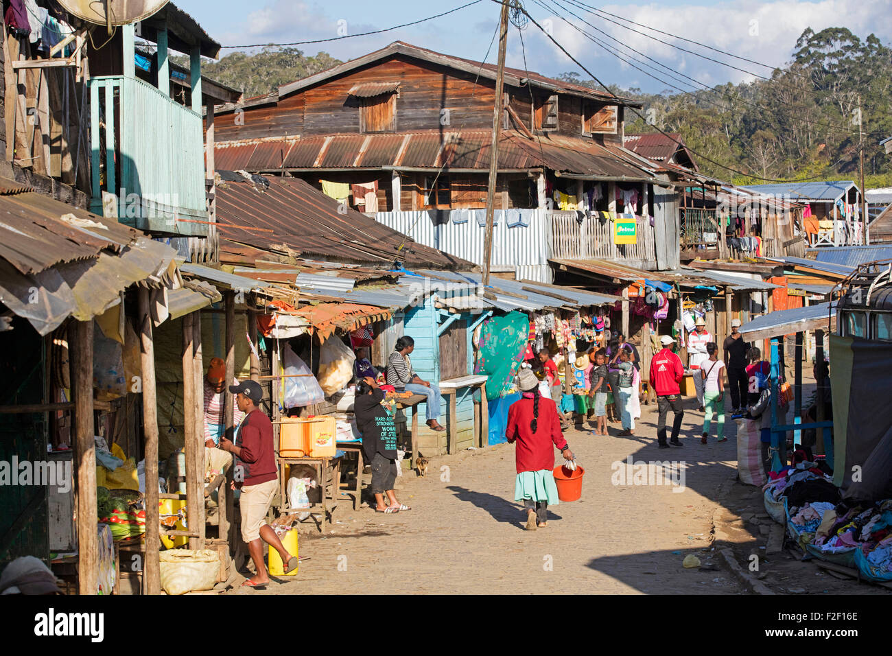 Il popolo malgascio shopping nella via principale della città Andasibe, Alaotra-Mangoro, Madagascar, Africa Sud-est Foto Stock