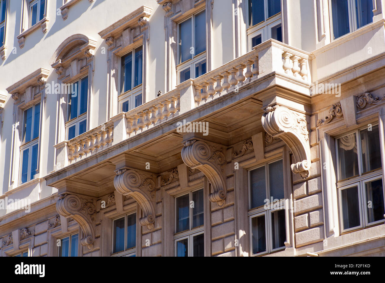 Vista del balcone neoclassico a Trieste, Italia Foto Stock