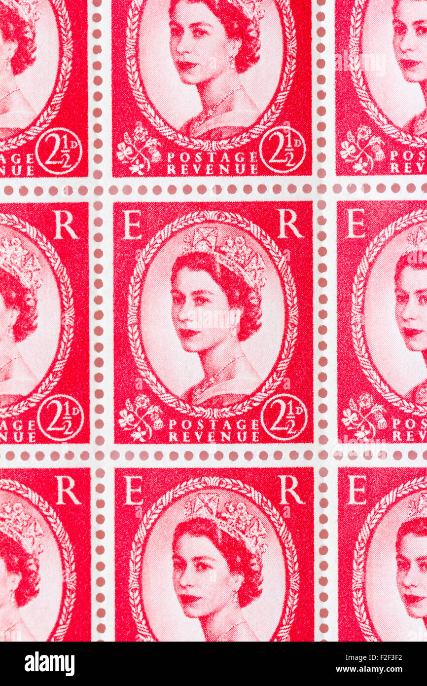 Foglio di anni cinquanta la British Royal Mail 2½D red francobolli dal Wildings problema definitivo con il ritratto della regina Elisabetta II. Foto Stock