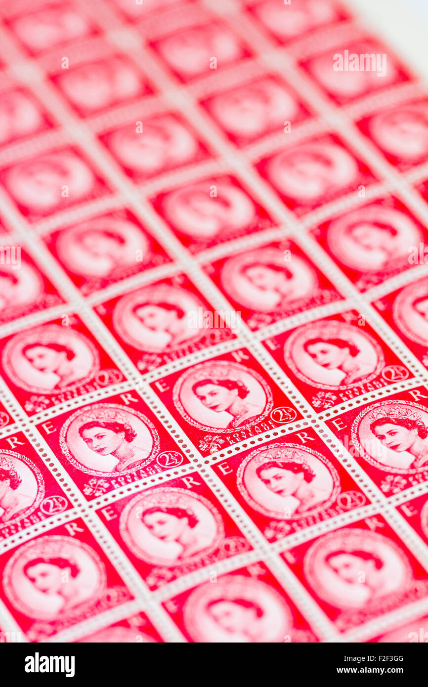 Foglio di anni cinquanta la British Royal Mail 2½D red francobolli dal Wildings problema definitivo con il ritratto della regina Elisabetta II. Foto Stock