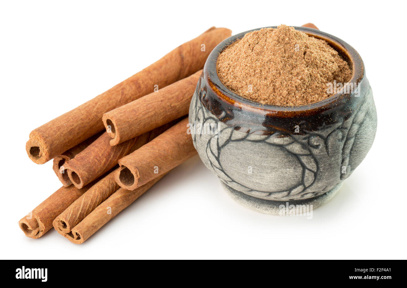 Bastoncini di cannella in polvere isolata su uno sfondo bianco. Foto Stock