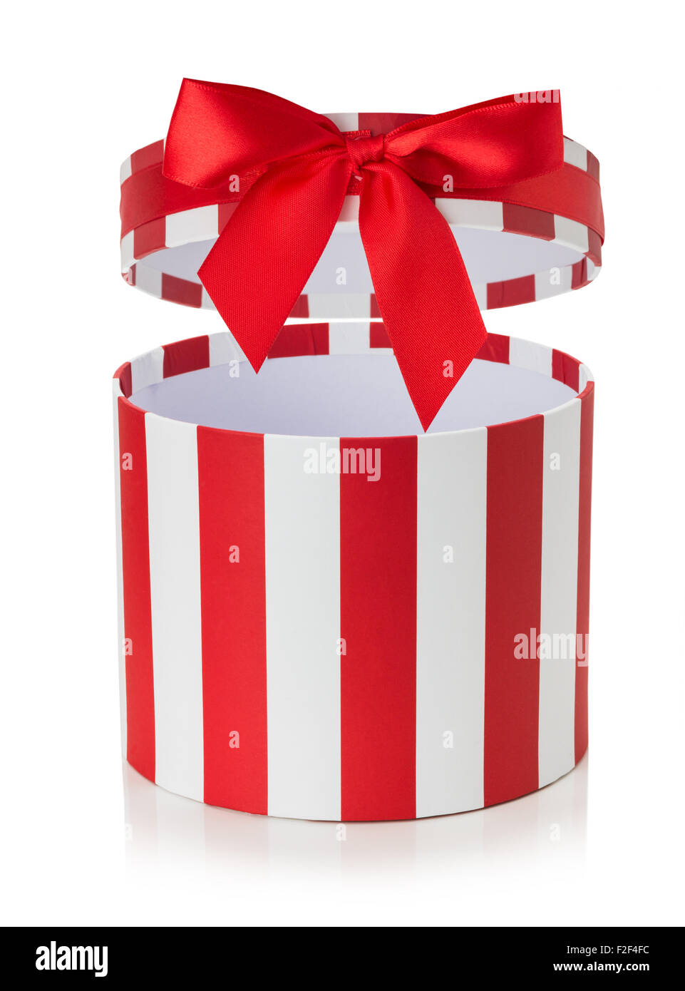 Confezione regalo rossa con strisce bianche isolate su uno sfondo bianco. Foto Stock