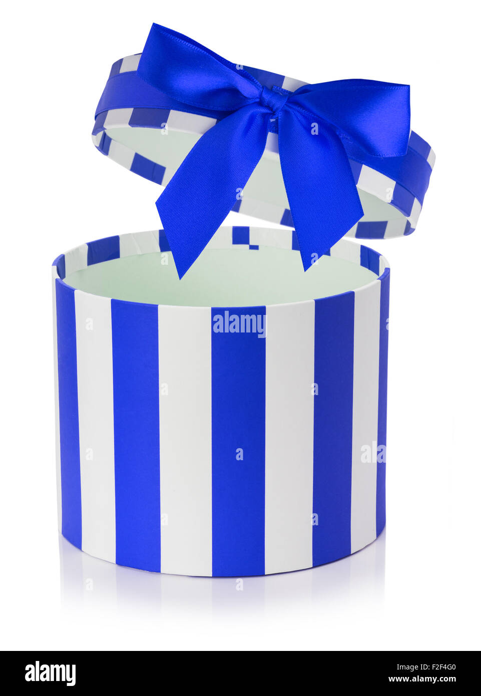 Blue box regalo con strisce bianche isolate su uno sfondo bianco. Foto Stock