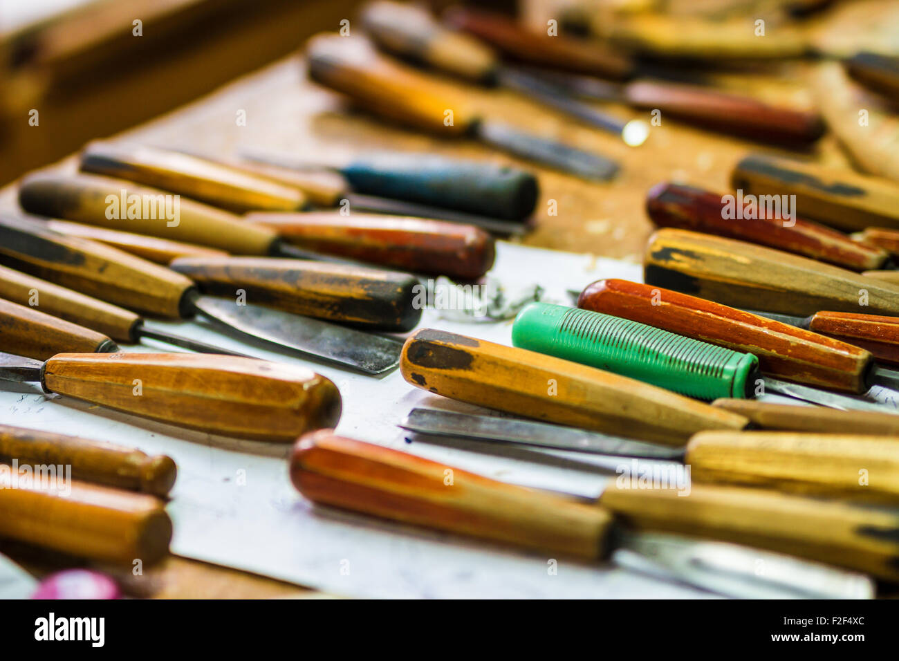 Carpenter strumenti di lavoro nel luogo di lavoro. Artigianali fatti a mano. Foto Stock