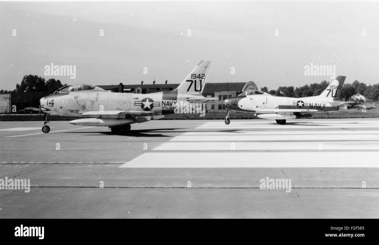 Il North American Fury FJ-2, un aereo da caccia basato su portaerei utilizzato dalla US Navy negli anni '1950, raffigurato in una foto di William Larkins, che mostra il suo design elegante e il ruolo di aviazione navale. Foto Stock
