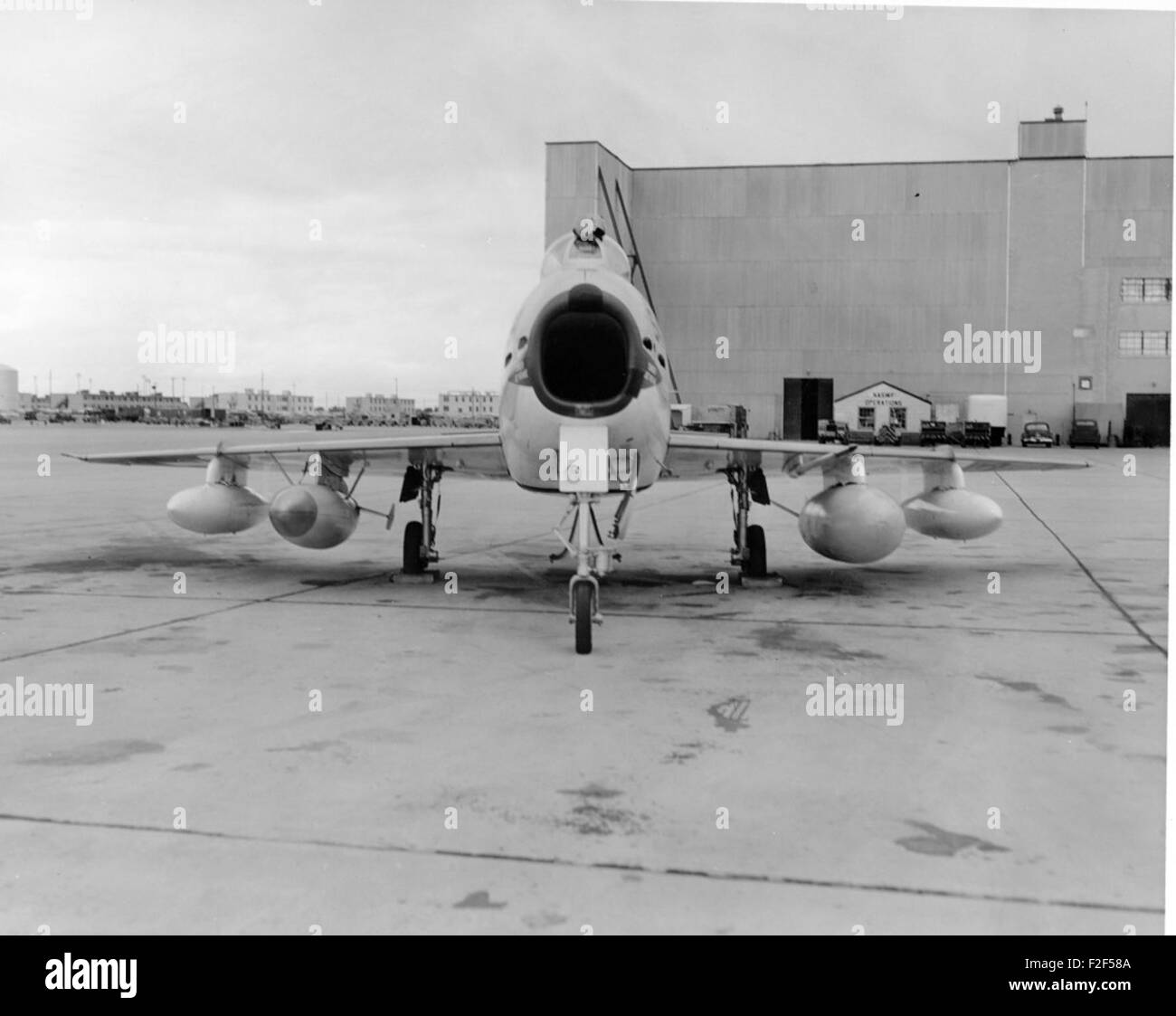 Il North American Fury FJ-4, un aereo da caccia basato su portaerei utilizzato dalla Marina degli Stati Uniti, è catturato in questa fotografia. L'aereo era notevole per il suo ruolo nelle operazioni navali e per il suo potente design durante il periodo della Guerra fredda. Foto Stock