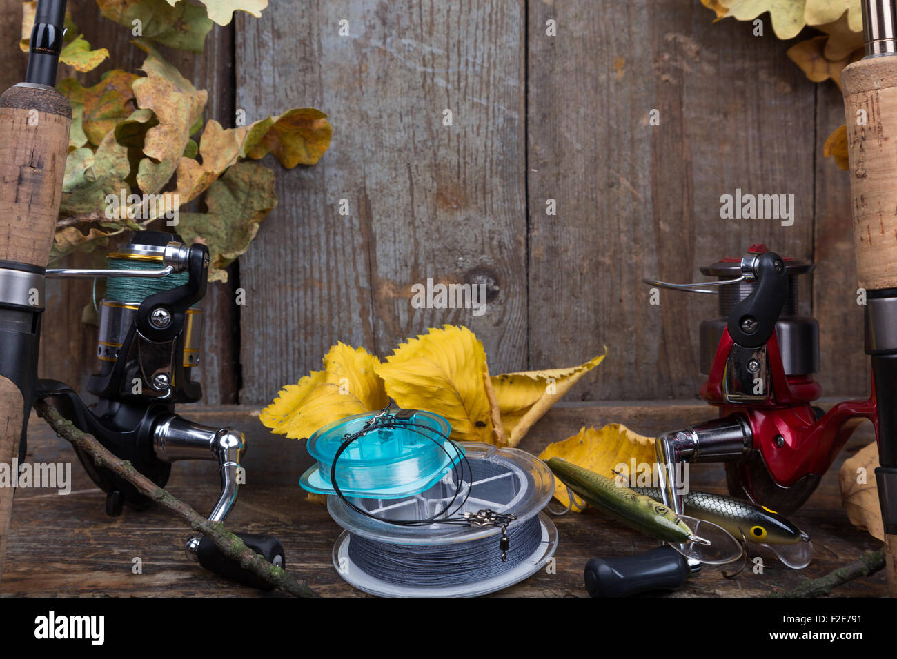 Sfondo con la pesca affronta su una vecchia tavola di legno con foglie Foto Stock