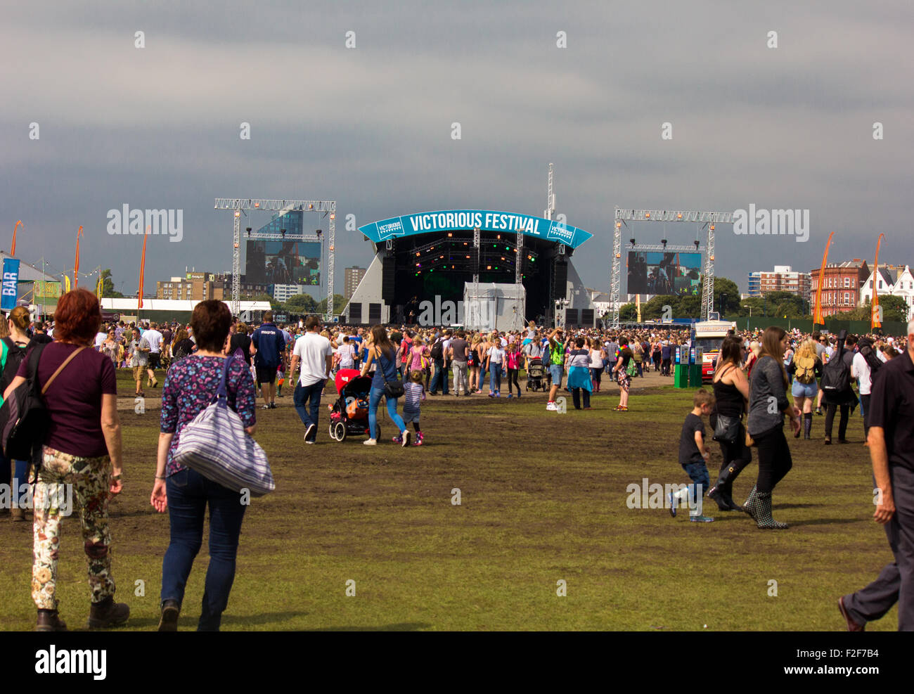 Vittorioso comune Festival (principale) stadio che mostra la folla, nuvoloso meteo e l'atmosfera della giornata. Foto Stock