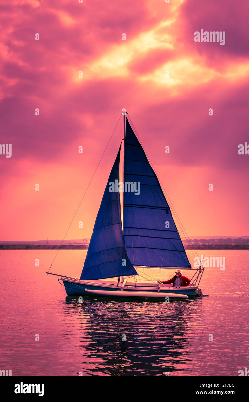 Barca A Vela Al Tramonto Fisherman Da Pesca In Serata Con La Sua Imbarcazione Foto Stock Alamy