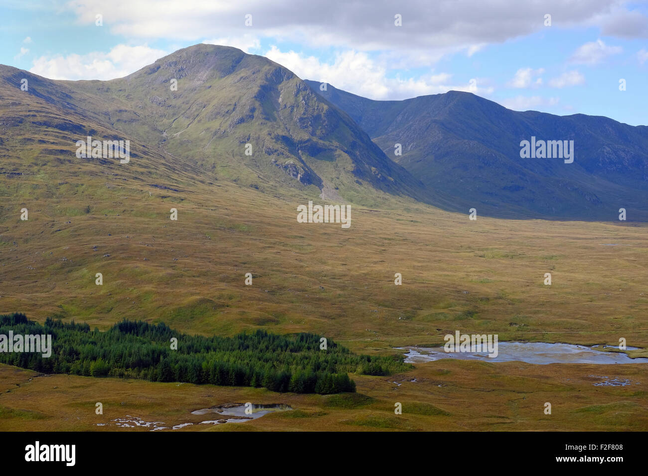 Le colline del Monte Nero racchiudono Rannoch Moor sul suo lato occidentale. La West Highland Way corre a fianco della gamma Foto Stock