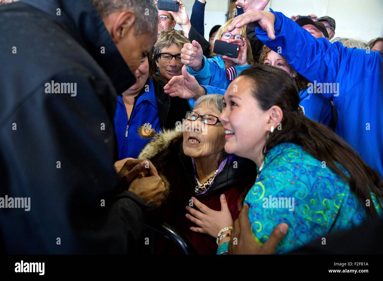 Stati Uniti Il presidente Barack Obama saluta i sostenitori si sono riuniti presso l'aeroporto di Dillingham Settembre 2, 2015 in Dillingham, Alaska. Foto Stock