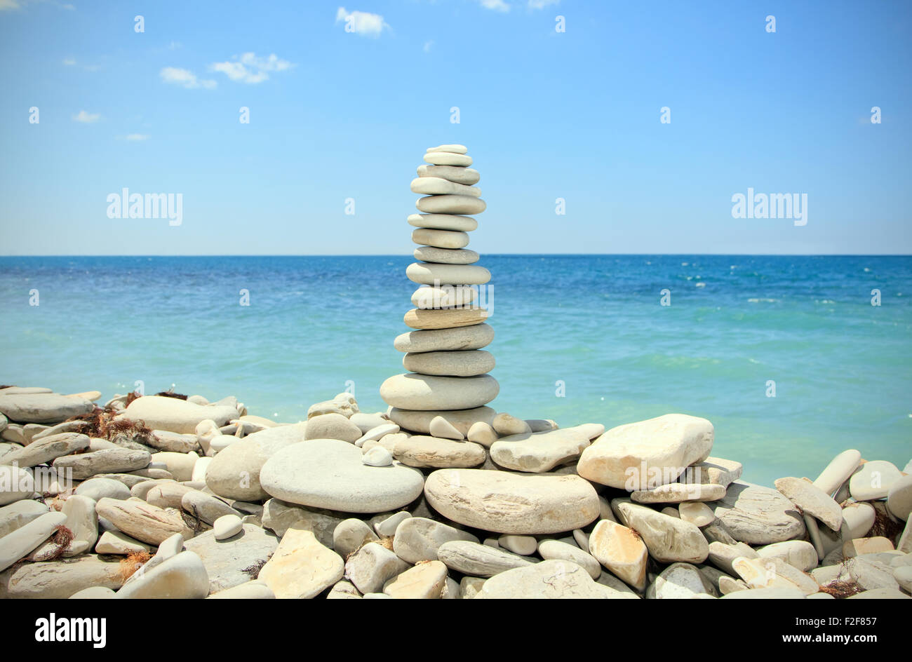 Pila di pietre zen sulla spiaggia Foto Stock