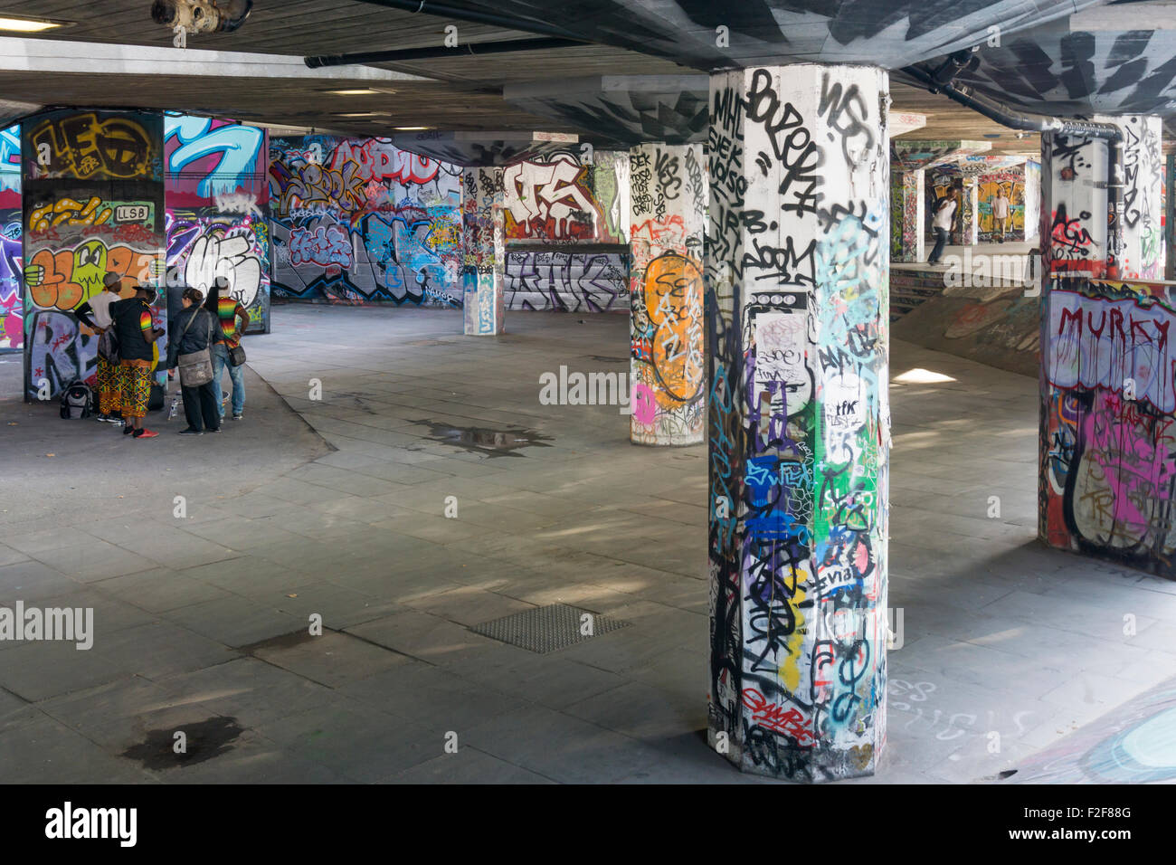 Coperto di graffiti pilastri di calcestruzzo in undercroft skate park sulla South Bank di Londra. Foto Stock