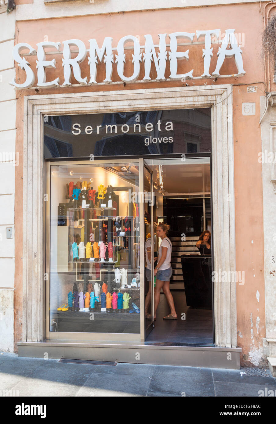 La famosa in tutto il mondo Sermoneta guanto shop in Piazza di Spagna Roma  roma lazio italia Europa UE Foto stock - Alamy