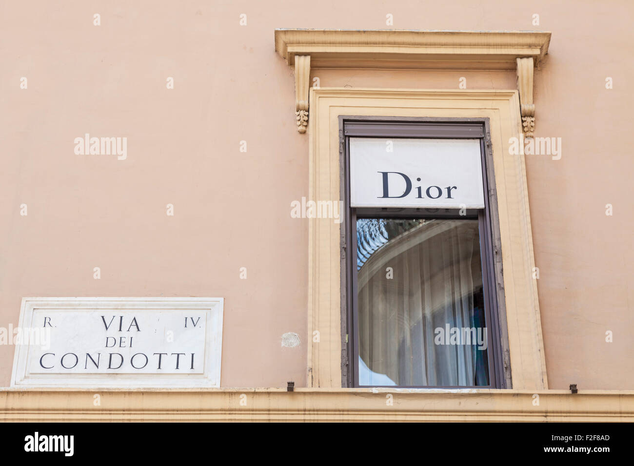 Dior shop segno sulla Via dei Condotti Roma Italia Roma Lazio Italia Europa  UE Foto stock - Alamy