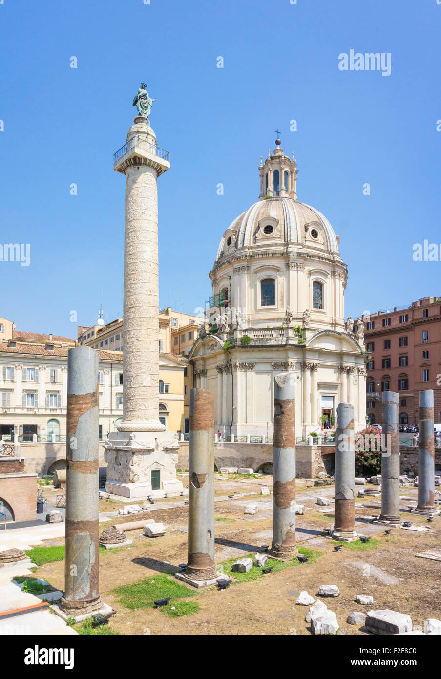 Colonna di Traiano nel forum sono rovine sulla Via dei Fori Imperiali nella città di Roma Italia Roma Lazio EU Europe Foto Stock