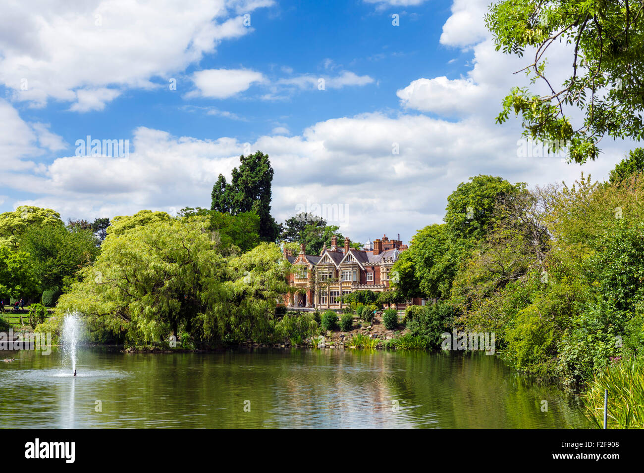 Il lago e la Mansion House a Bletchley Park, Buckinghamshire, Inghilterra, Regno Unito Foto Stock