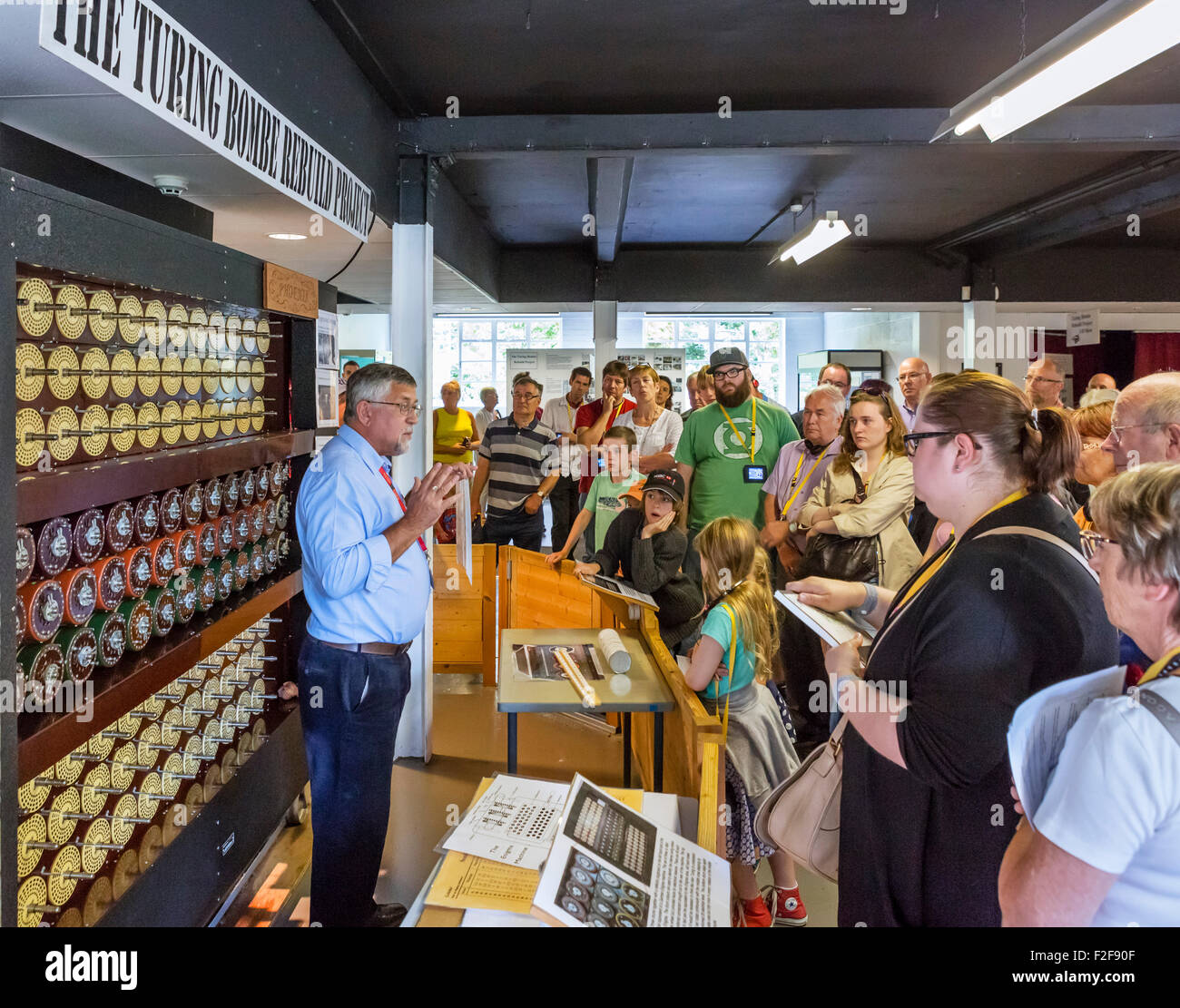 I visitatori ad ascoltare un parlare del ricostruito Turing Bombe codebreaking macchina, Bletchley Park, Buckinghamshire, Inghilterra, Regno Unito Foto Stock