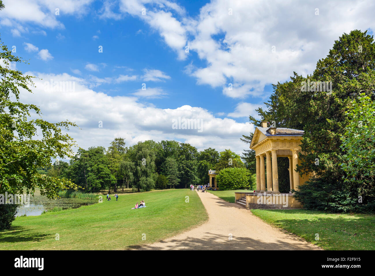 La parte occidentale e quella orientale del lago padiglioni, Ottagono Lago, Stowe giardini paesaggistici, Stowe House, Buckinghamshire, Inghilterra, Regno Unito Foto Stock