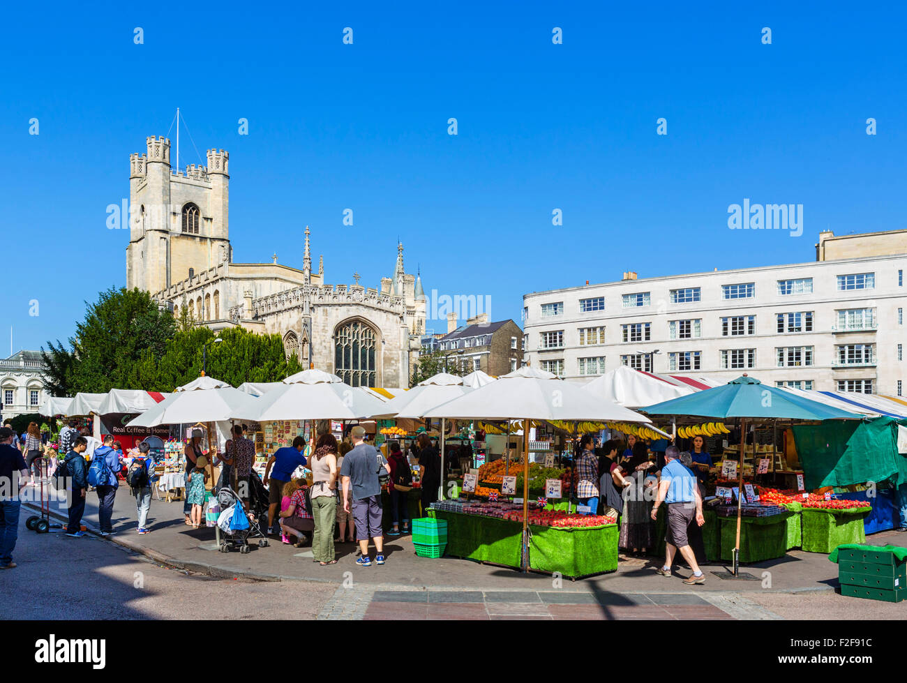 Mercato e Grande chiesa di Santa Maria, la Collina di Mercato nel centro della città di Cambridge, Cambridgeshire, England, Regno Unito Foto Stock