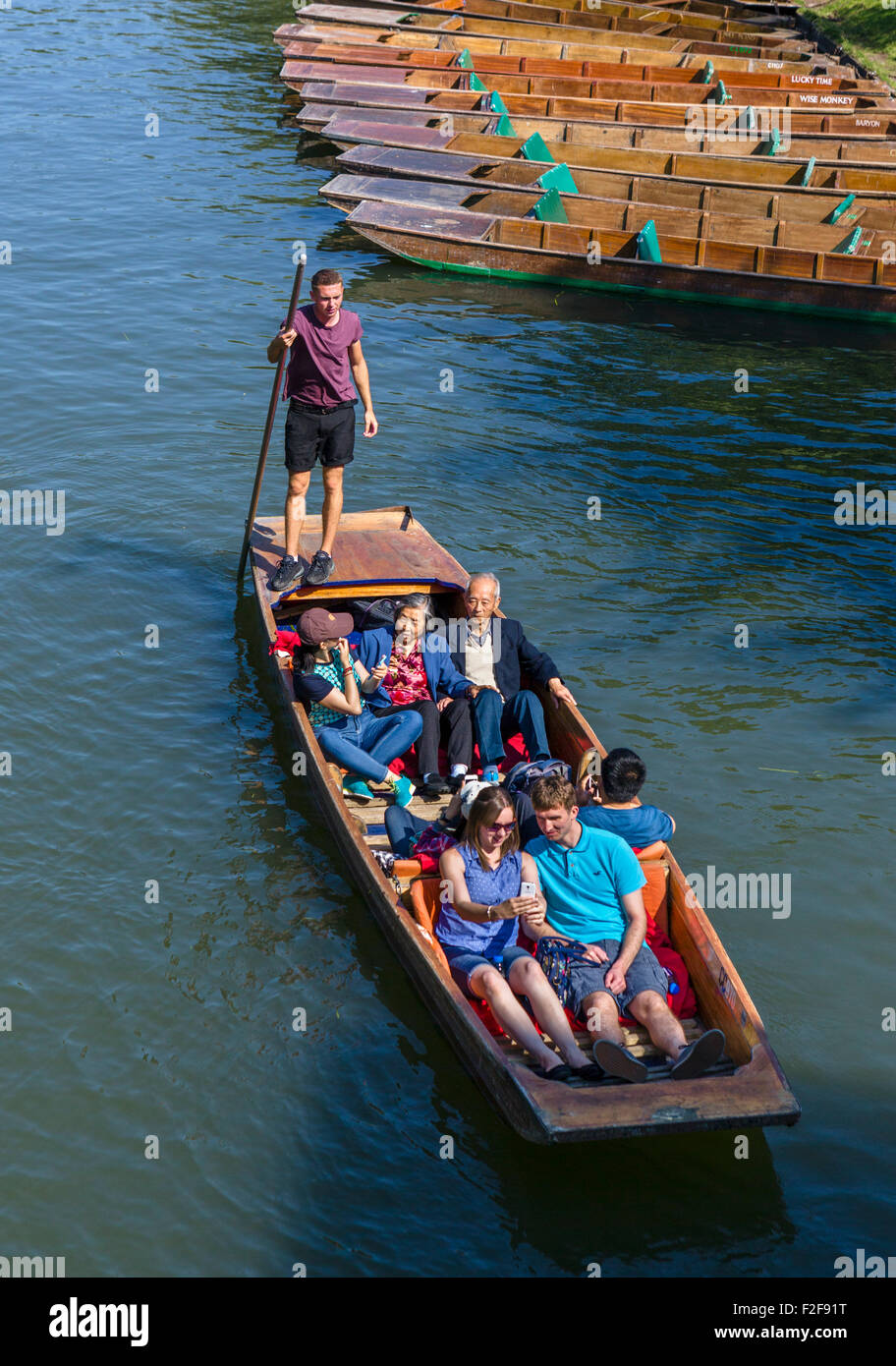 I turisti su un punt viaggio lungo il fiume Cam vista da Garret Hostel Bridge, spalle, Cambridge, Inghilterra, Regno Unito Foto Stock