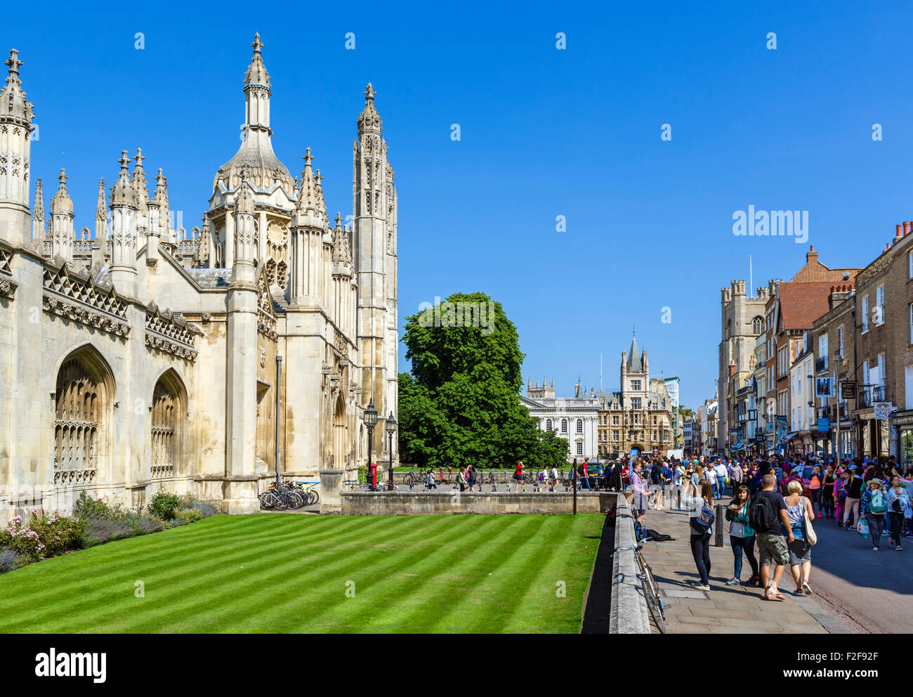 L'ingresso al King's College e visualizza in basso King's Parade, Cambridge, Cambridgeshire, England, Regno Unito Foto Stock