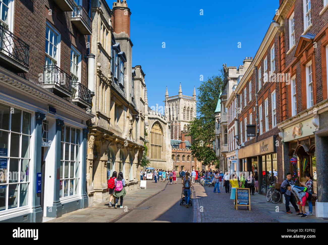 Trinity Street nel centro della città di Cambridge, Cambridgeshire, England, Regno Unito Foto Stock