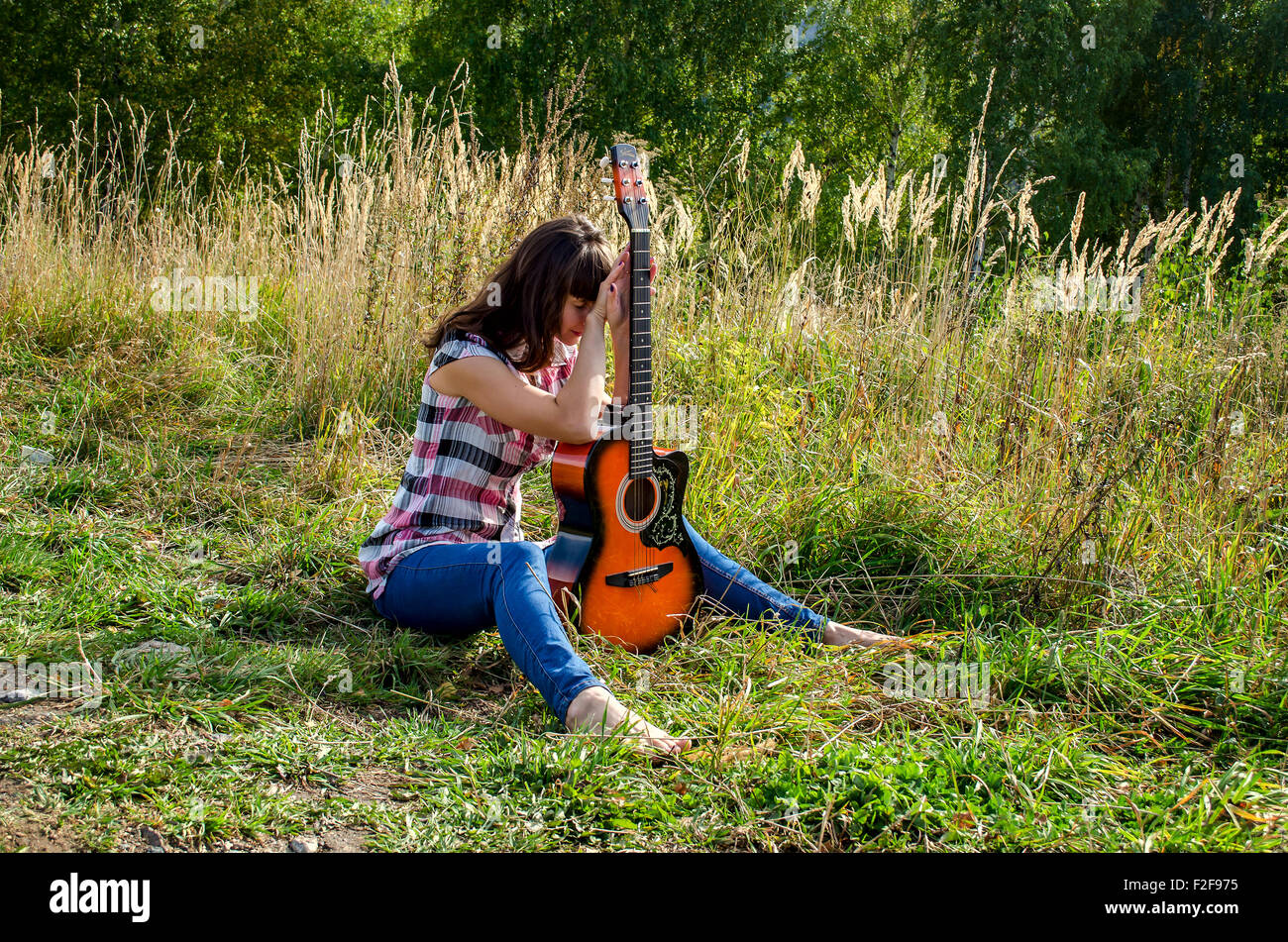 La ragazza con la chitarra Foto Stock