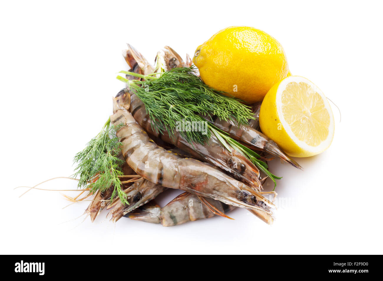 Crudo fresco gamberoni e spezie. Isolato su sfondo bianco Foto Stock