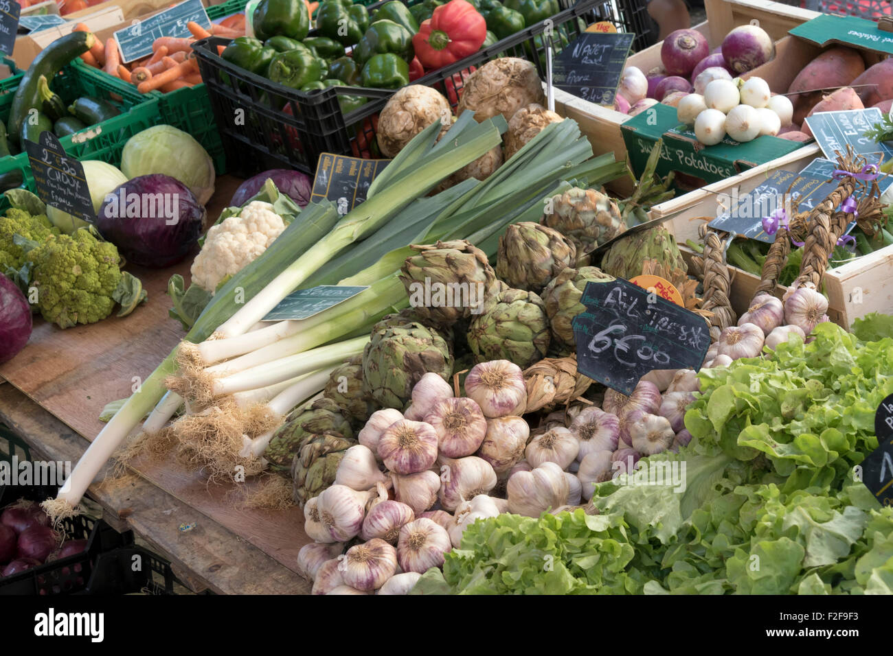 Varietà di ortaggi in vendita nel mercato di Sarlat Foto Stock