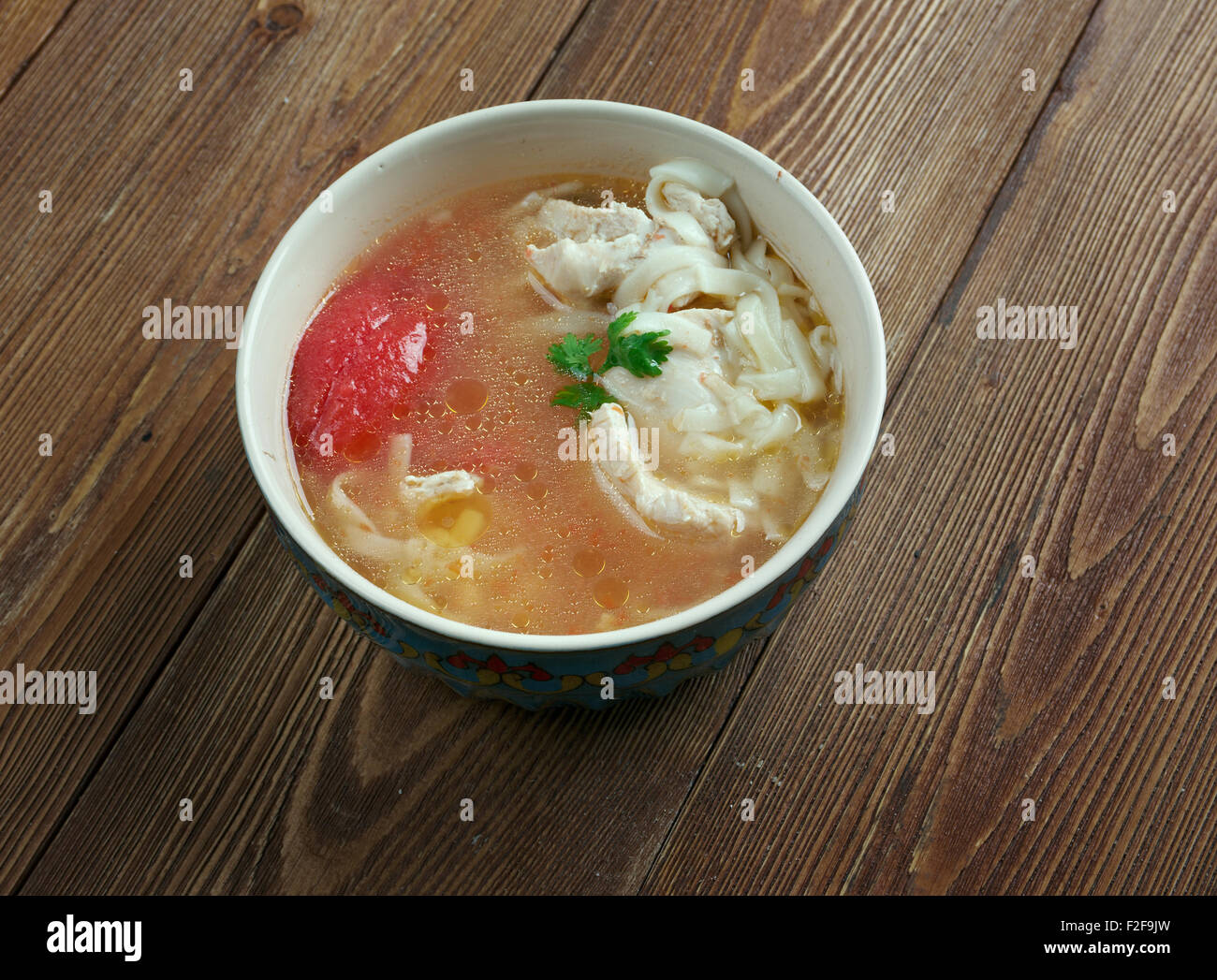 Oriental zuppa di pollo tovuk shourpa .Cucina uzbeka Foto Stock