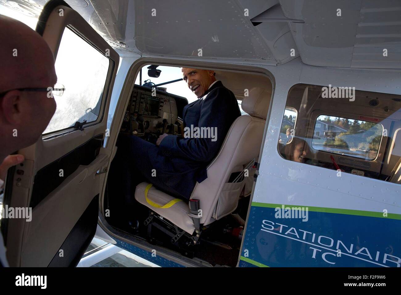 Stati Uniti Il presidente Barack Obama prende uno sguardo a un Cessna privato float plane Settembre 1, 2015 a Anchorage in Alaska,. Foto Stock