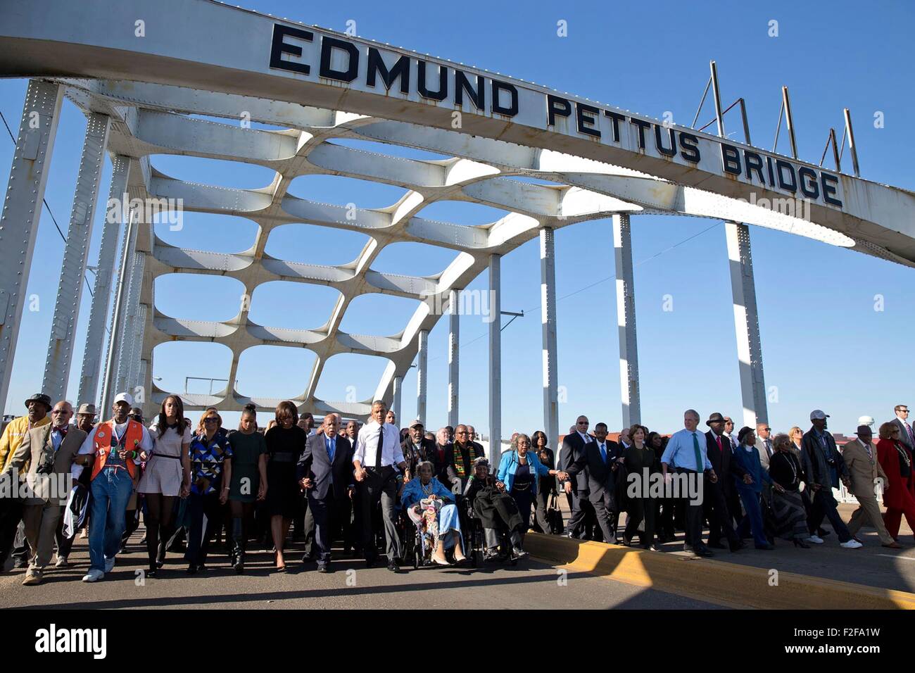Stati Uniti Il presidente Barack Obama marche a fianco di sost. John Lewis e la First Lady Michelle Obama su Edmund Pettus Bridge in occasione del cinquantesimo anniversario della Selma a Montgomery diritti civili marche Marzo 7, 2015 in Selma, Alabama. Foto Stock