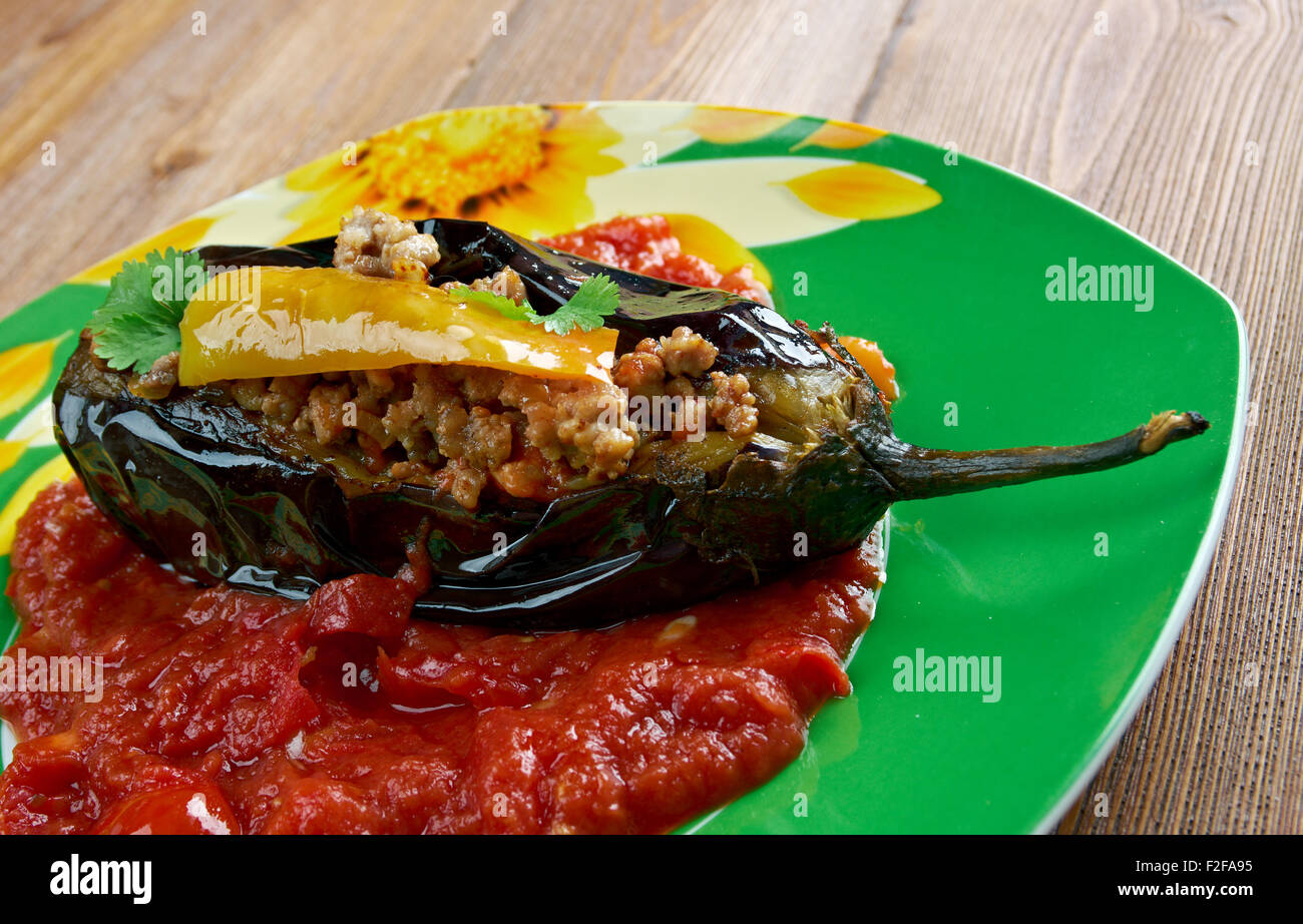 Karnıyarık - Bagno Turco e piatto iraniano consistente di melanzane farcite con un mix di cipolle tritate, aglio, pepe nero, pomodori, Foto Stock