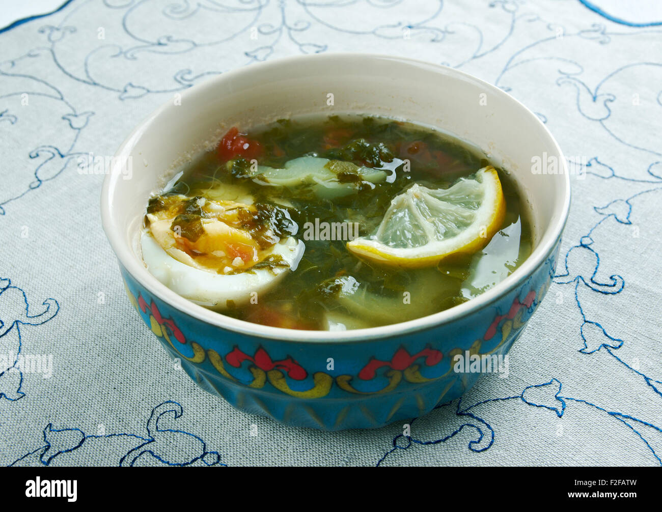 Kok-shourpa - zuppa uzbeka con carne di vitello,sorrel e uova Foto Stock