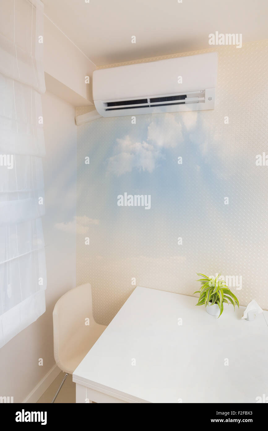 Il condizionatore d'aria di soffiaggio aria fredda. Home concetti interni. Foto Stock