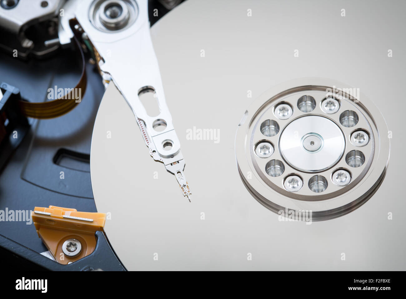 Parti interne di un hard disk HDD. Vista ingrandita del cilindro hdd. Foto Stock