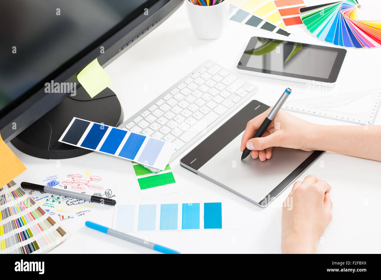 Graphic designer al lavoro. Campione di colore dei campioni. Foto Stock