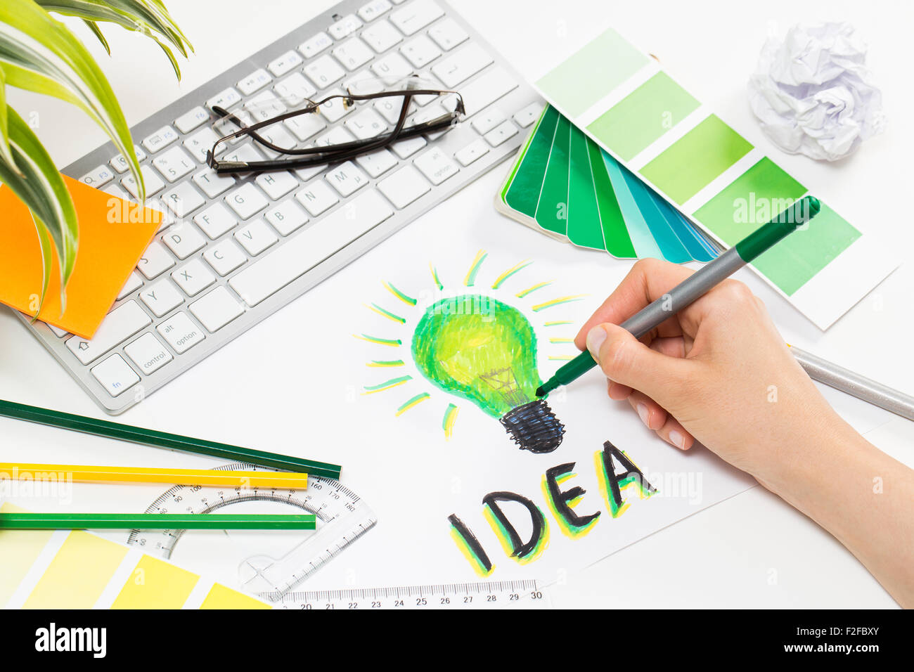 Designer il disegno di una luce verde lampadina. Il brainstorming e ispirazione cocnept. Foto Stock