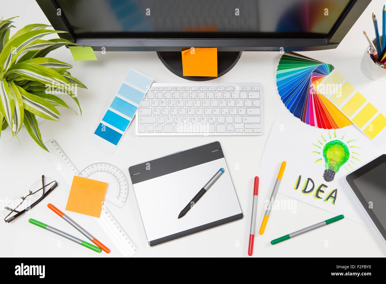 Graphic designer al lavoro. Campione di colore dei campioni. Foto Stock