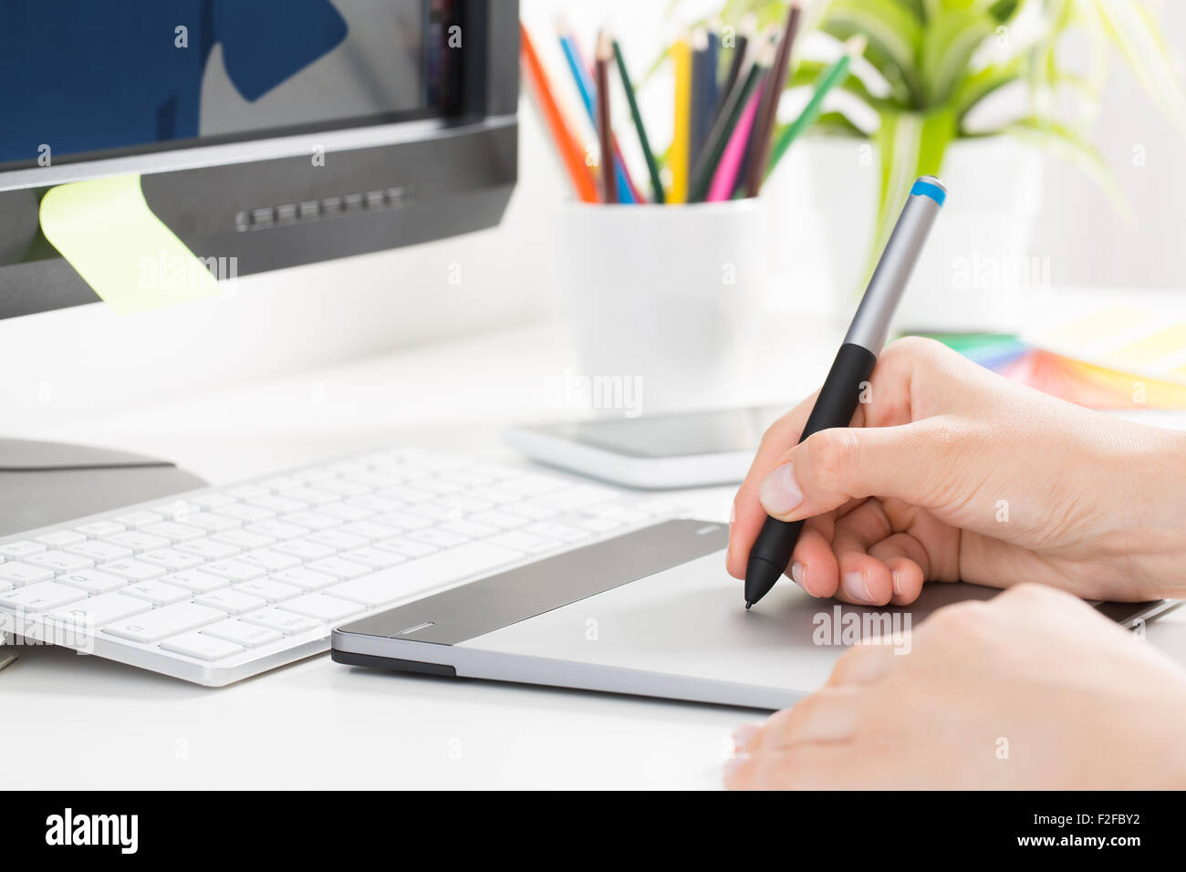 Graphic designer al lavoro. Campione di colore dei campioni. Foto Stock